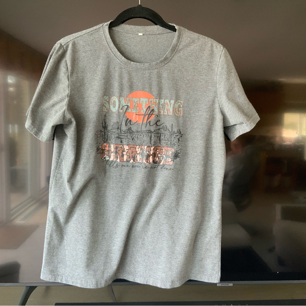 Women’s Size Large Graphic Design T Shirt